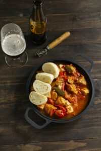 goulash-delicioso-plano-leigo-na-mesa-de-madeira